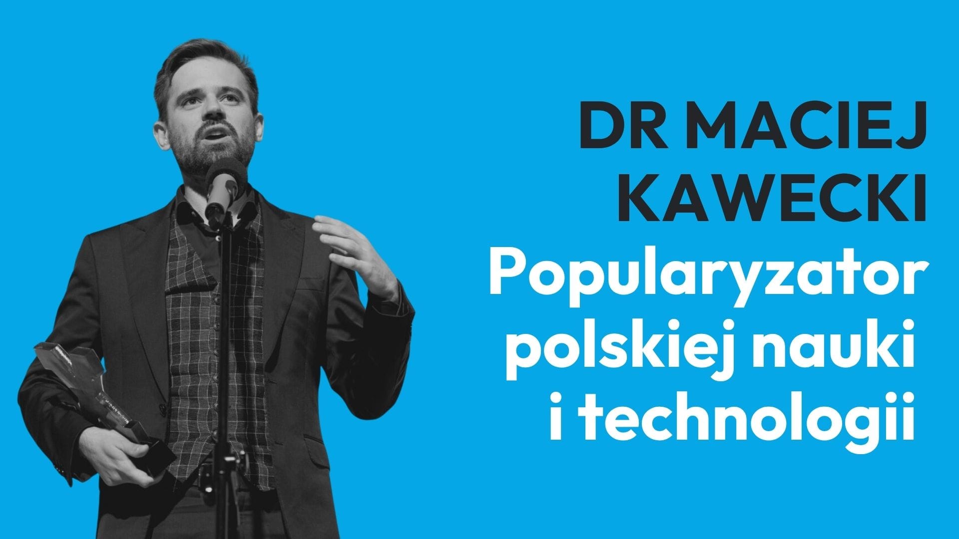 Polish man in a suit holding a trophy and speaking into a microphone on a bright blue background with bold text on the right.